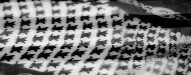 Bulanık gri tonlu kumaş dinamik zincir halkası ve soyut houndstooth desenleri gösteriyor. Işıklar ve gölgeler ışıl ışıl ve dokulu görünümü artırır.