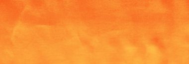 Parlak röfleli ve zarif kıvrımlı altın turuncu saten kumaş bulanıklığı zarif tasarım projeleri için bir lüks ve sıcaklık hissi uyandırıyor..