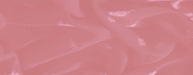 Beyaz fil motifleri ve çiçek desenleriyle kıvrılan pembe kumaş bulanıklığı, işçilik ve zarafeti vurguluyor..