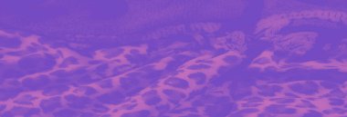 Katmanlı dokuma kumaşların bulanık görüntüsü çarpıcı hayvan izleriyle iç içe geçmiş, doku ve deseni karmaşık ve görsel olarak büyüleyici bir tasarım kompozisyonu ile harmanlamış..