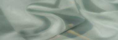 Hafif pastel bir bulanık yeşil kumaş zarif bir şekilde örtülmüş ve akıyor, dokusu ve kıvrımlarıyla sakin ve minimalist bir estetik yaratıyor, çok yönlü uygulamalar için mükemmel..