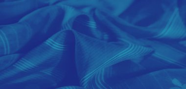 Mavi akışkan kumaşın bulanık estetiği, narin çiçek desenleri ve büyüleyici ve dingin arkaplan için paralel şerit detaylarıyla vurgulanmış.