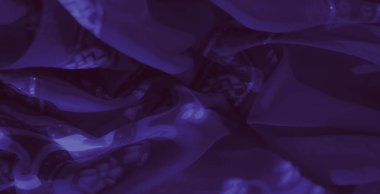 Görüntü. Zarif ve karmaşık desenli mor kumaştan çarpıcı bir yakın plan. Zarafetini ve dokusunu geliştirmek için yumuşak ışıklandırmayla vurgulanmış..