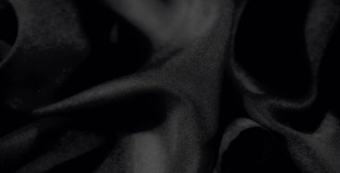 Pürüzsüz kıvrımları ve yumuşak parıltısı olan parlak siyah kumaştan bulanık. Şık bir dokuyu ve tasarım ilhamı için uygun zarif örtüyü vurguluyor..