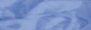 Bulanık mavi kumaş ince kıvrımlar ve gölge aksanları soyut bir görüntü yaratıyor. Yumuşak malzeme sükuneti ve minimalist zarafeti taşır..