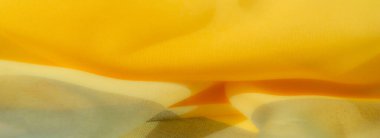 Görüntü - Sarı kumaşın zarif kıvrımları büyüleyici bir girdap şeklinde sıralanmış. Yumuşak dokusu olan bu canlı sarı, yaratıcı arka planlar için mükemmel, sıcak ve davetkar bir his verir..