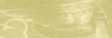 Süslü beyaz çiçekli ve hayvan motifli sarı kumaş bulanıklığı dekoratif ve tasarım uygulamaları için eşsiz bir sanatsal doku yaratıyor.