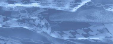 Bulanık - Parlak mavi kumaş üzerinde houndstooth ve zincir desenlerinin dinamik etkileşimi, pürüzsüz dokular ve sanatsal zarafetin her kıvrımında birleşimi.