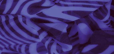 Bulanık, mor kumaşın yumuşak, akışkan kıvrımlarını kalın çizgilerle, dokuları ve pürüzsüz eğimleri birleştirerek soyut ve rafine bir estetik yaratıyor..