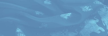 Karmaşık beyaz desenli yumuşak mavi kumaş bulanıklığı. Nazik kıvrımları ve fillerden esinlenilmiş tasarımı var. Huzurlu ve hassas bir doku oluşturuyor..