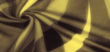 Siyah, dalgalı çizgili katlanmış sarı kumaş bulanıklığı pürüzsüz ve dokulu bir görünüm yaratıyor. Renkler arasındaki değişim ince, dinamik bir hareket sağlar, ışığı yakalar ve gölgeyi zarifçe yakalar.