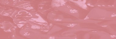 Geleneksel Hindistan 'dan esinlenilmiş fil ve çiçek motifleriyle bulanık gül rengi kumaş, çeşitli tekstil ihtiyaçları için nazik ve kültürel bir estetik sunuyor.