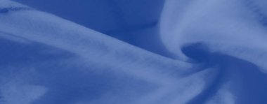 Yumuşak mavi kumaş, ince kıvrımlı ve belli belirsiz damalı desenler. Doku pürüzsüz ve hafiftir, minimal veya tekstil temelli tasarımlar için idealdir..