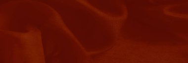 Kırmızı kumaşın şaşaalı kıvrımları sanatsal bir izlenim yaratır. Yumuşak dokuları derin ve canlı tonlarla harmanlayarak sofistike ve sıcaklığı yayar..