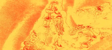 Görüntü, kırmızı dairesel ve soyut motiflerle dokulu sarı bir kumaşın özünü yakalar ve canlı ve sanatsal bir cazibe sunar.