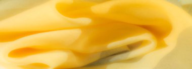 Hafif ve narin kıvrımlı pürüzsüz sarı kumaştan oluşan bulanık bir hava ve sakin bir etki yaratıyor. Bu kumaşların yumuşak dokusu herhangi bir minimalist arka plana sıcaklık eklemek için mükemmeldir.