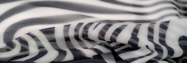 Kalın, dalgalı, soyut tasarımları ve pürüzsüz kıvrımları olan bulanık siyah beyaz kumaş. Kusursuz desen ve yumuşak malzeme modern dekora sofistike bir dokunuş ekler..