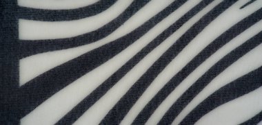 Zarif akış çizgileri ve modern monokromatik tasarımı olan, moda, iç mekan veya yaratıcı projeler için uygun bulanık siyah beyaz kumaş..