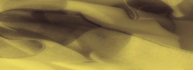 Bulanık efekt yumuşak, sarı kumaşları zarif kıvrımlar ve akış şeklini ortaya çıkarır. Yumuşak dokusu ve yumuşak odağı barışçıl, minimalist bir estetiği çağrıştırıyor.