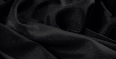 Süzülen siyah kumaşın pürüzsüz dokusu, kusursuz bir mat bitiş ile, çok yönlü tasarım projeleri için zamansız bir lüks ve sofistike hissi uyandırır..