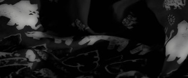 Soyut kıvrımlı kıvrımlar ve yumuşak dokular içeren bulanık, sanatsal gri ölçekli kumaş. Sofistike ve şık bir kompozisyon için karmaşık desenlerle geliştirilmiş..