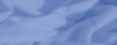 Zıt gölgeli çizgilerle dolu zengin mavi kumaş girdapları tasarım, tekstil sanatı veya estetik uygulamalar için uygun karmaşık, dokulu desenler oluşturuyor..