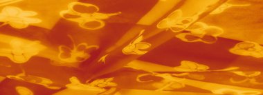 Belirgin çiçek aksanlı saydam sarı kumaş bulanıklığı zarif bir örtüşme etkisi yaratıyor. Dinamik kıvrımlar karmaşık şablonu güçlendiriyor, karmaşıklığı çağrıştırıyor.