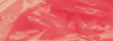 Zarif çiçek desenleri içeren yumuşak pembe kumaş bulanıklığı. Saf doku ve ince ışık yansımaları görüntüye zarif ve rüya gibi bir kalite ekler..