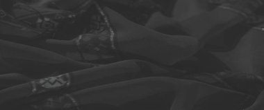 Koyu tonlarda bulanık dekoratif tekstil geometrik ve çiçek desenleri sergiliyor. Karmaşık işçiliği var. Zarif iç mimari veya tasarım projeleri için mükemmel..