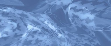 Katmanlı zincir ve geometrik desenli mavi kumaşın bulanık dokuları çok yönlü sanatsal projeler için görsel olarak zengin ve dinamik bir tekstil yaratıyor..