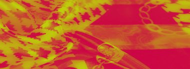 Parlak sarı ve koyu kırmızı renkli bulanık renkler akan kumaş üzerinde karmaşık houndstooth ve çiçek desenleri oluşturuyor. Dinamik doku canlı enerji ve zarafet yayar..