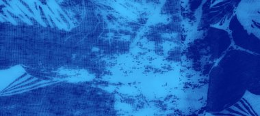 Yoğun mavi renkli bulanık kumaş ve karmaşık soyut desenler. Narin dokuma ve kusursuz kıvrımlar tasarıma zarafet ve derinlik ekler.