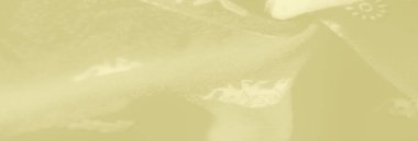 Kalplerin ve çiçeklerin sanatsal motifleriyle süslenmiş bulanık sarı kumaş, rafine tekstil uygulamaları için pürüzsüz bir doku ve akıcı bir tasarım yaratıyor..