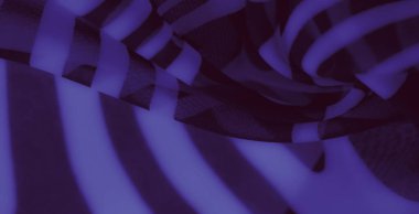 Kalın siyah beyaz çizgilere sahip bulanık mor kumaş resimleri yumuşak kıvrımlar oluşturuyor, tekstil tasarımı, moda ve sanatsal projeler için ideal..