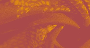 Bulanık, canlı turuncu kumaş kıvrımları yumuşak ve sıcak bir ekran gibi birbirine dolanır. Doku ve ince kalıp detayı derinlik verir, bu da onu çeşitli tekstil uygulamaları için uygun kılar.