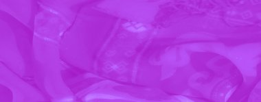 Zarif çiçek ve geometrik motiflerle süslenmiş, yumuşak kıvrımlar ve ışıldayan renklerle güçlendirilmiş, zarif, dekoratif bir cazibe sunan mor kumaş..