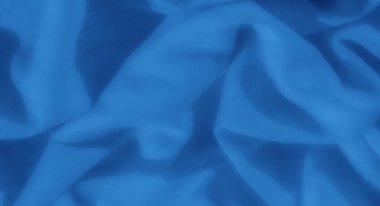 Yumuşak dokusunu ve sakin tonunu vurgulayarak zarif kıvrımlı, pürüzsüz mavi kumaşın bulanık görüntüsü. Sakinleştirici ve minimalist bir hisse ihtiyaç duyan yaratıcı projeler için mükemmel..