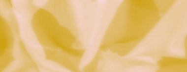 Pürüzsüz ve akıcı bir dokusu olan altın sarısı kumaş, zarafeti ve sadeliği çağrıştırıyor, yaratıcı tasarımlar veya fotoğraf çekimleri için ideal..