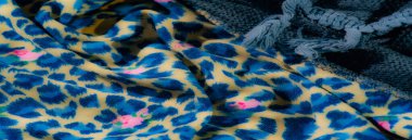 Koyu gri kumaş, örgülü detaylar, çarpıcı bir doku kombinasyonu için canlı mavi ve bej rengi hayvanlardan esinlenilmiş kumaş karışımı..