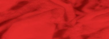 Görüntü, zengin, koyu kırmızı kumaş pürüzsüz kıvrımlar halinde akar, sıcaklığı ve zarafeti yayar, onu lüks moda projelerinde ve tekstil projelerinde kullanılmak için mükemmel kılar..