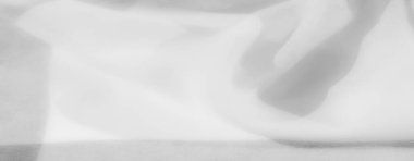 Bulanık, yumuşak, beyaz kumaş yumuşak, akışkan kıvrımlar oluşturur. Bu kıvrımlar sakinlik ve zarafet hissi katar. İnce dokusu ve pürüzsüz yüzeyi hassas tasarımlar için mükemmel bir zemin sağlar..