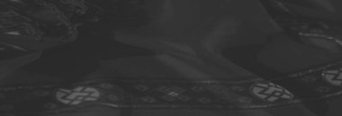 Görüntü: Koyu çiçek aksanlı, ince geometrik elementler, sanatsal işçilik ve modern estetik içeren desenli bir kumaşın ayrıntılı bir görüntüsü.