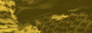 Houndstooth ve zincir desenleriyle süslenmiş ipeksi sarı kumaş zerafeti, dokunun ve ışığın dinamik etkileşimini ince detaylarıyla yakalıyor..