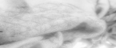 Görüntü narin beyaz kumaşın katmanlı dokusunu ortaya çıkarır, yumuşak kıvrımlar içine yumuşak gölgeler bırakır. Bu sakinleştirici tasarımın kusursuz, zarif ve dingin bir ışık kalitesi var..