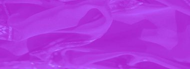 Görüntü. Narin çiçekli ve doğrusal motifli mor kumaşların makro görüntüsü. İnce desenler ve pürüzsüz bitiriş onun kaliteli ve sanatsal cazibesini vurguluyor..