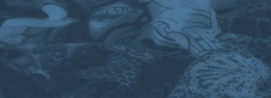 Çiçek ve desenli desenli süslemeli bulanık mavi kumaş. Detaylı desenleri ve yumuşak dokusu sanatsal ve lüks bir tekstil yaratıyor..