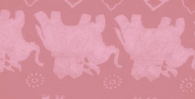 Bulanık, zarif beyaz çiçek ve fil motifleriyle süslenmiş pastel pembe bir kumaş, pürüzsüz perdeler sergiliyor ve zarif bir doku ve desen ile uyumlu bir akış sergiliyor..