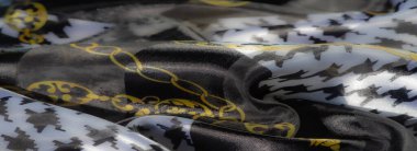 Turuncu kumaşı parlak kıvrımlı ve yumuşak çiçek aksanlı, sanatsal, şık ve sıcak bir ortam için ince beyaz çizgilerle detaylandırılmış.