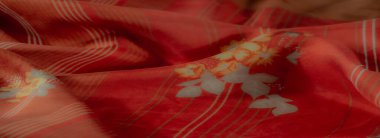 Bulanık mavi kumaş yumuşak sarı ve beyaz çiçek desenleriyle süslenmiş. Yumuşak kıvrımlar kumaşların hafif ve havadar dokusunu güçlendirir. Zarif ve kaprisli bir cazibe yaratır..