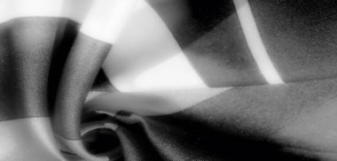 Bulanık, yumuşak kıvrımlı ve zıt tonlarda akan kumaş zarif gri tonlu bir doku oluşturur, ışığı ve koyu tonlarını görsel olarak büyüleyici bir şekilde birleştirir.